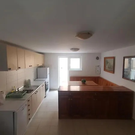 Rovenska 52 * וולי לוסיניי